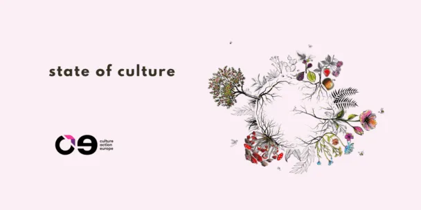 Das Bild besticht durch ein ausdrucksstarkes, künstlerisches Design. Der Text „The State of Culture“ prangt in großer, dunkelblauer Serifenschrift auf einem strukturierten, hellgelben Hintergrund. Oben rechts befindet sich eine lebendige, abstrakte Form in Orange und Rosa, während der untere Bildrand von einem einfarbigen, dunkelblauen Block begrenzt wird.