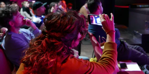 Imagen de una mujer tomando una fotografía con su teléfono móvil