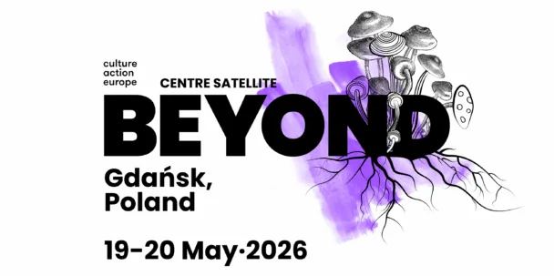 Visualisierung für die Satellitenveranstaltung des BEYOND 2026 Centre in Danzig, Polen, die am 19. und 20. Mai 2026 stattfindet. Das Design zeigt fette schwarze Schrift auf violettem Aquarellgrund, aus dem detaillierte schwarz-weiße Pilze und Wurzeln hervortreten. Das Logo von Culture Action Europe ist darüber positioniert.