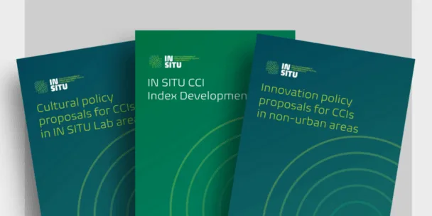 Trois couvertures de publications IN SITU vert foncé se détachaient sur un fond gris. Les titres indiquaient&nbsp;: «&nbsp;Propositions de politique culturelle pour les ICC dans les zones de laboratoire IN SITU&nbsp;», «&nbsp;Développement de l’indice IN SITU des ICC&nbsp;» et «&nbsp;Propositions de politique d’innovation pour les ICC en zones non urbaines&nbsp;».