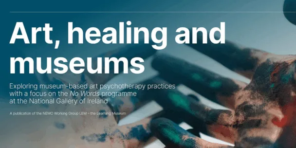 Bannerbild für eine Publikation mit dem Titel „Kunst, Heilung und Museen“, die kunsttherapeutische Ansätze in Museen und das Programm „No Words“ der National Gallery of Ireland untersucht. Im Hintergrund sind künstlerisch verschwommene Hände in Nahaufnahme zu sehen, die mit blauer und grüner Farbe bedeckt sind.