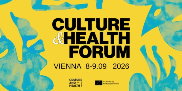 Gelbes Veranstaltungsbanner für das Kultur- und Gesundheitsforum, das am 8. und 9. September 2026 in Wien stattfand. Der Text ist in fetten schwarzen Buchstaben auf gelbem Hintergrund gedruckt und mit blau-türkisfarbenen abstrakten Formen verziert. Der Titel „KULTUR- UND GESUNDHEITSFORUUM“ ist in großen schwarzen Buchstaben dargestellt. Am unteren Rand befinden sich das Logo der Kultur- und Gesundheitsplattform sowie das Emblem der EU-Kofinanzierung.